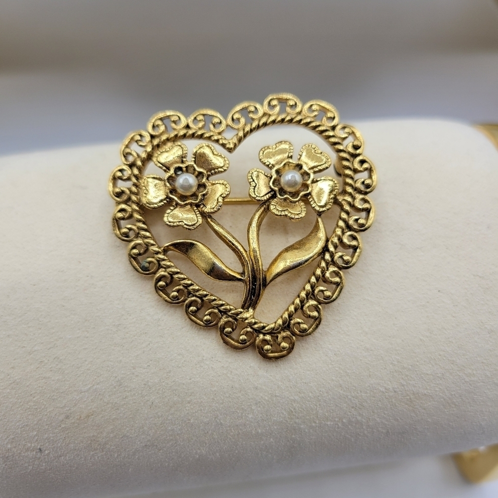 • Love Heart Brooch Pin • Goldtone & Faux Pearl • Retro • New Condition